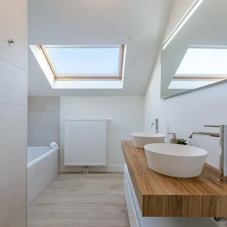 Huswell - Spacious House With Sunny Garden *