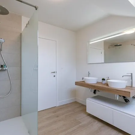 Huswell - Spacious House With Sunny Garden Villa *